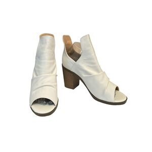 GC Shoes White Vegan Leather Susana Slip On Peep Toe Block Heels Size 8.5 NWT